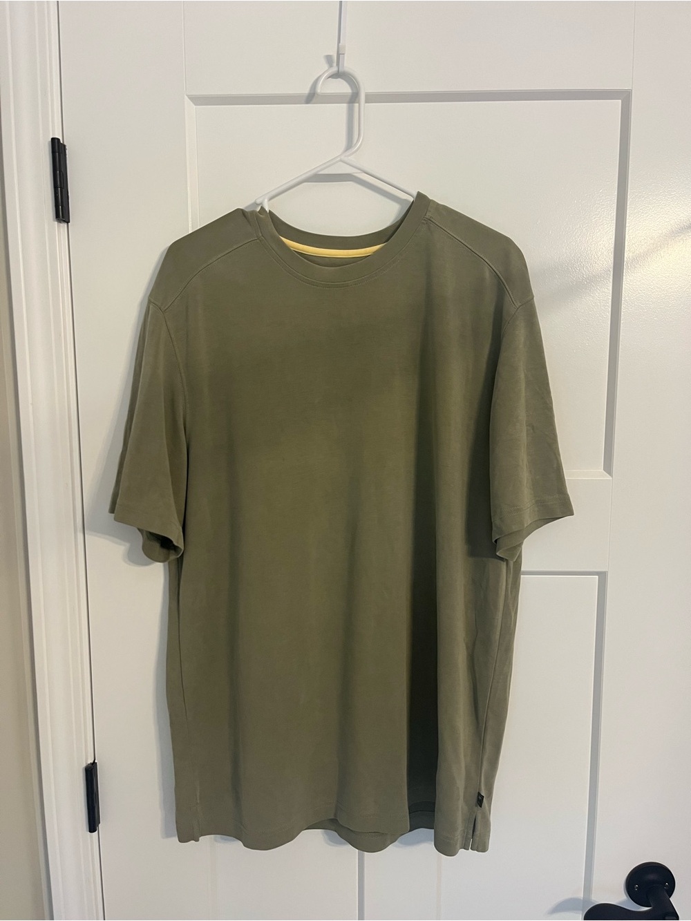 Tommy Bahama Men’s Lyocell Blend Solid Crewneck Tee Shirt Olive Green